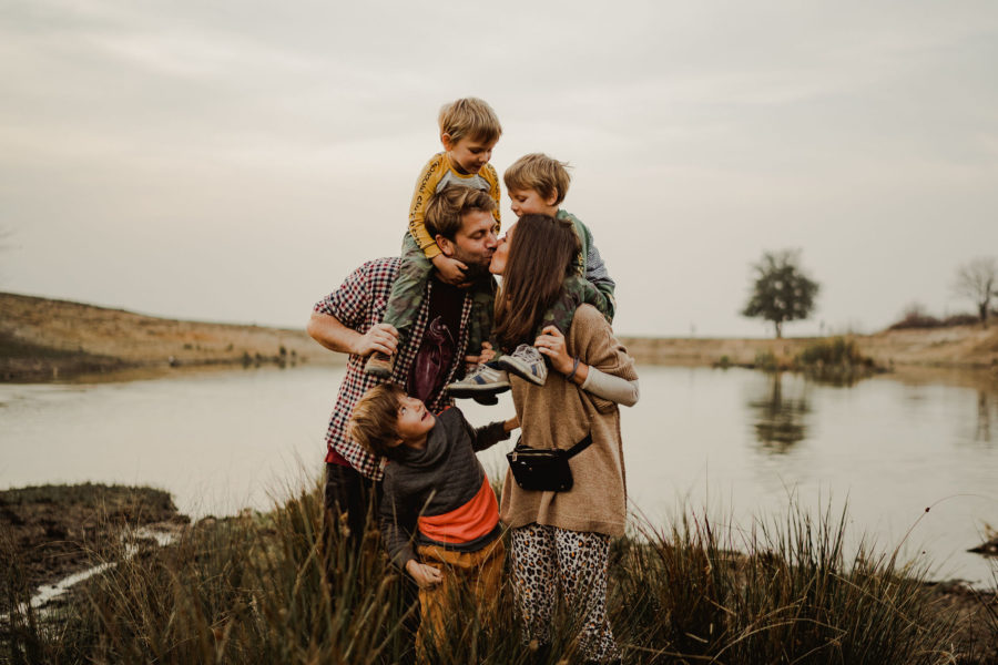 Fotografie de familie pe malul lacului