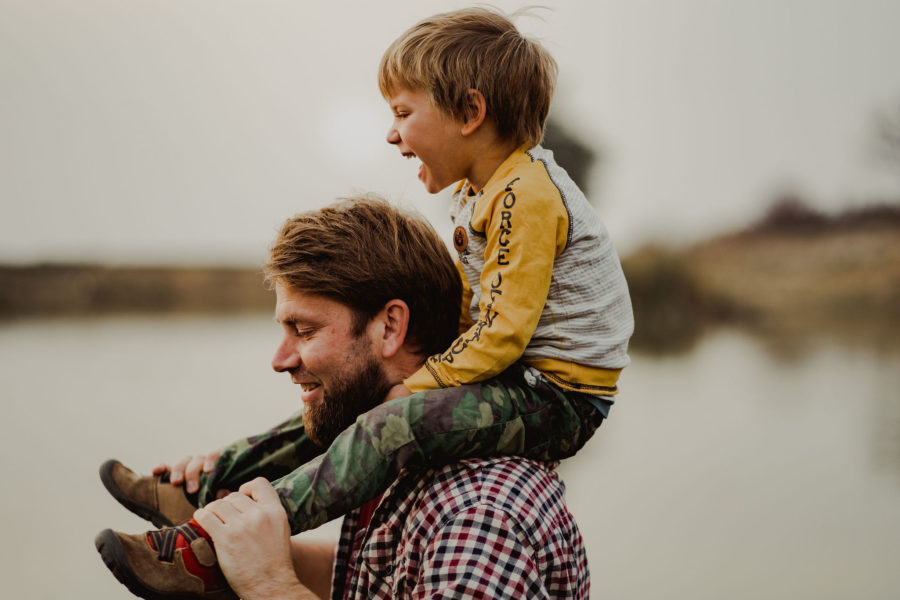 Tata și fiul se joacă pe malul lacului lângă Pădurea Făget și se distrează.
Fotografie de familie
