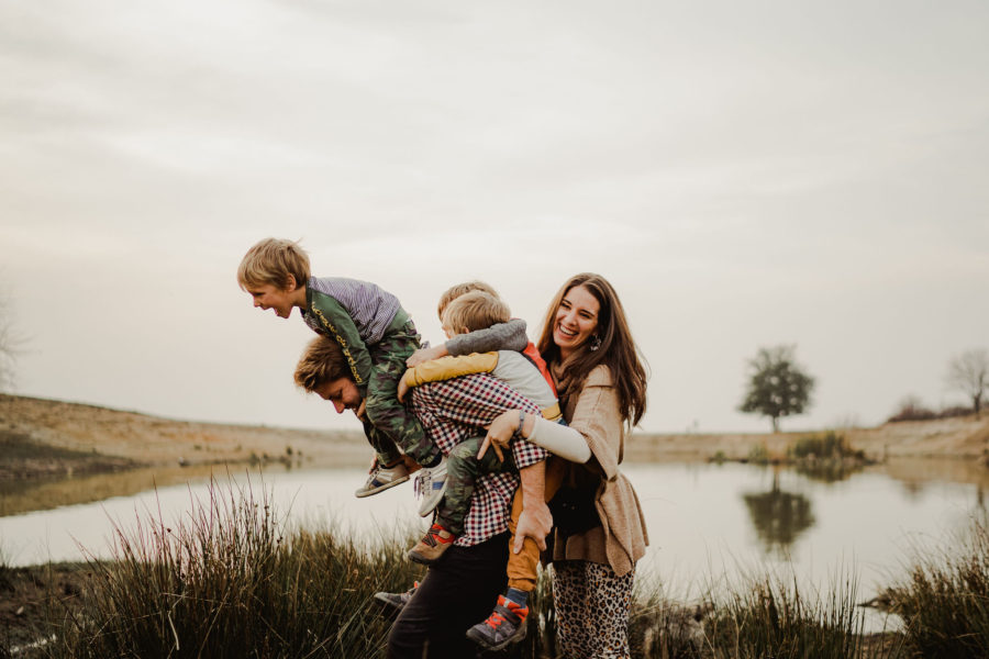 Fotografie de familie cu totii, distracție pe malul lacului, împreună, mama, tata, gemeni, fiul mare, băieți.