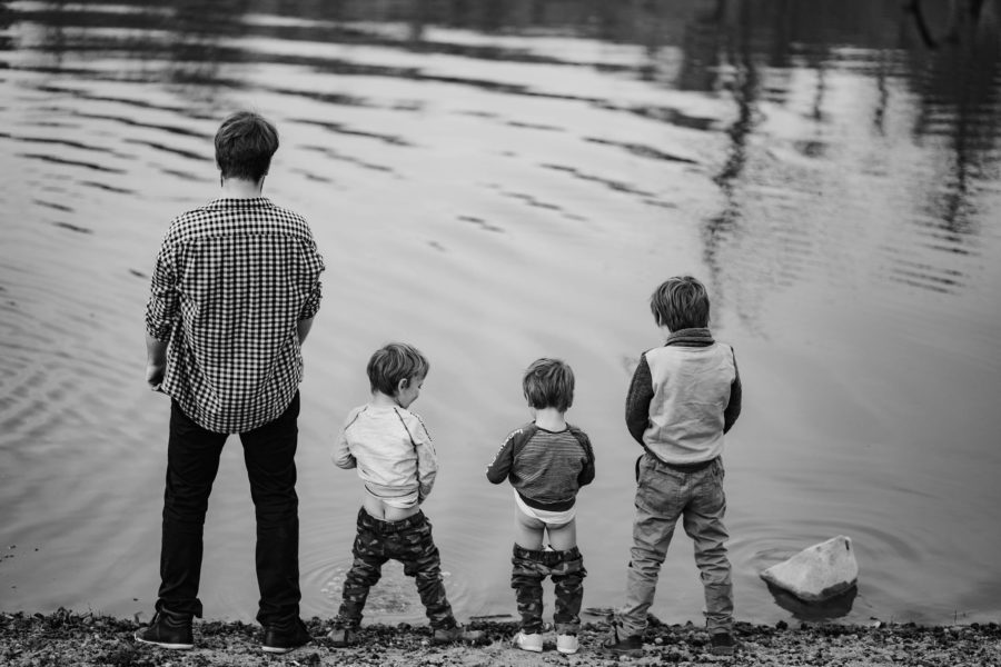 Băieți urineaza în lac, se prostesc, fundul gol, nevoi naturale, alb negru, Fotografie de familie