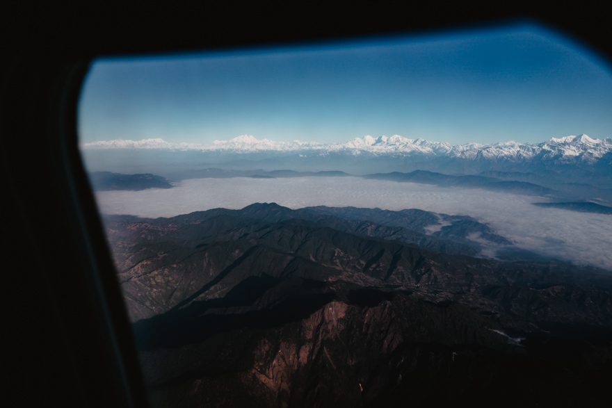 Vedere din avion cu norii si muntii deaspura Khatmandu.