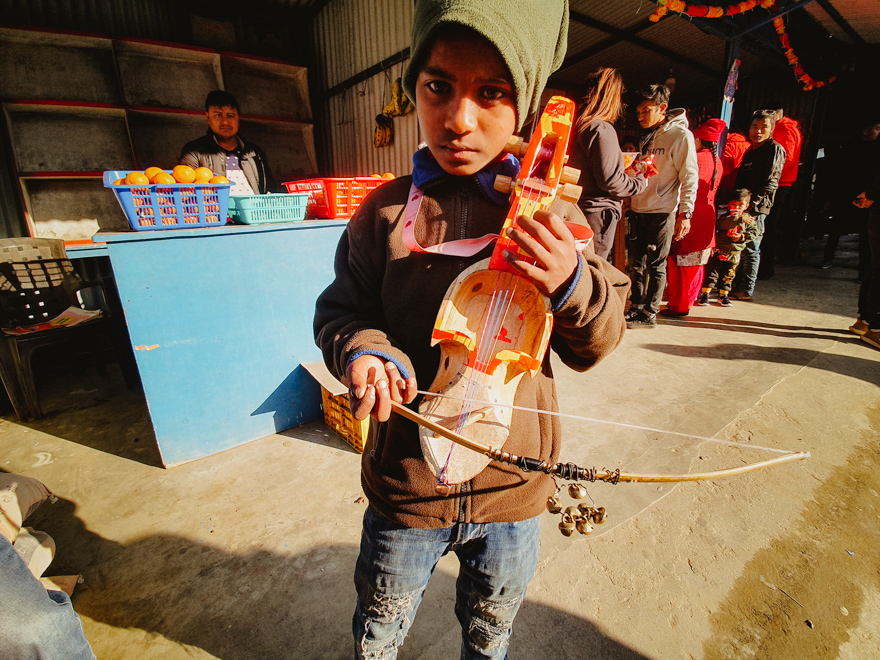 Baiat care canta la vioara in Nepal