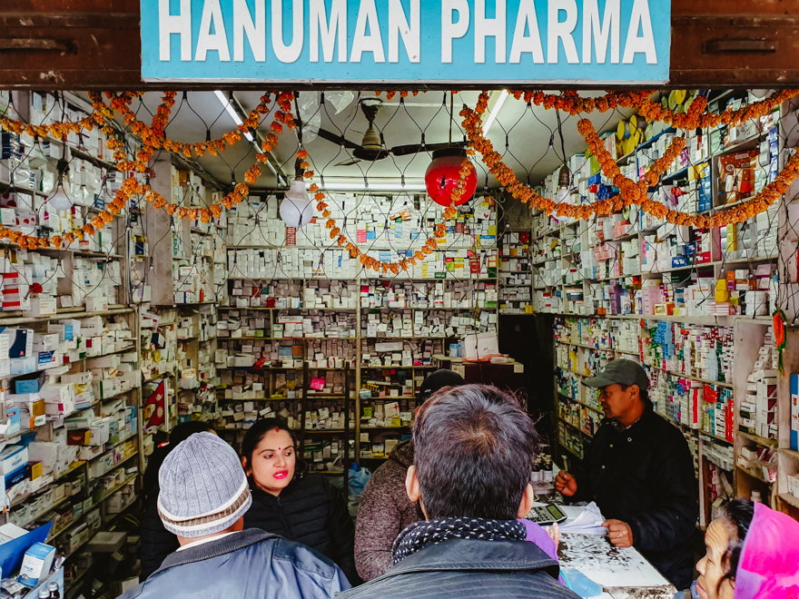 Farmacie pe strazile din Thamel, Kathmandu, Nepal